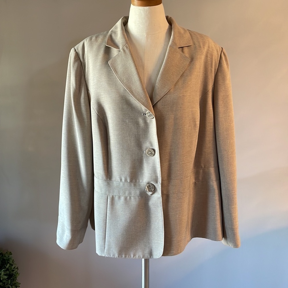 LE SUIT COLLECTION plus size 3 button down blazer / jacket Tan color size 22